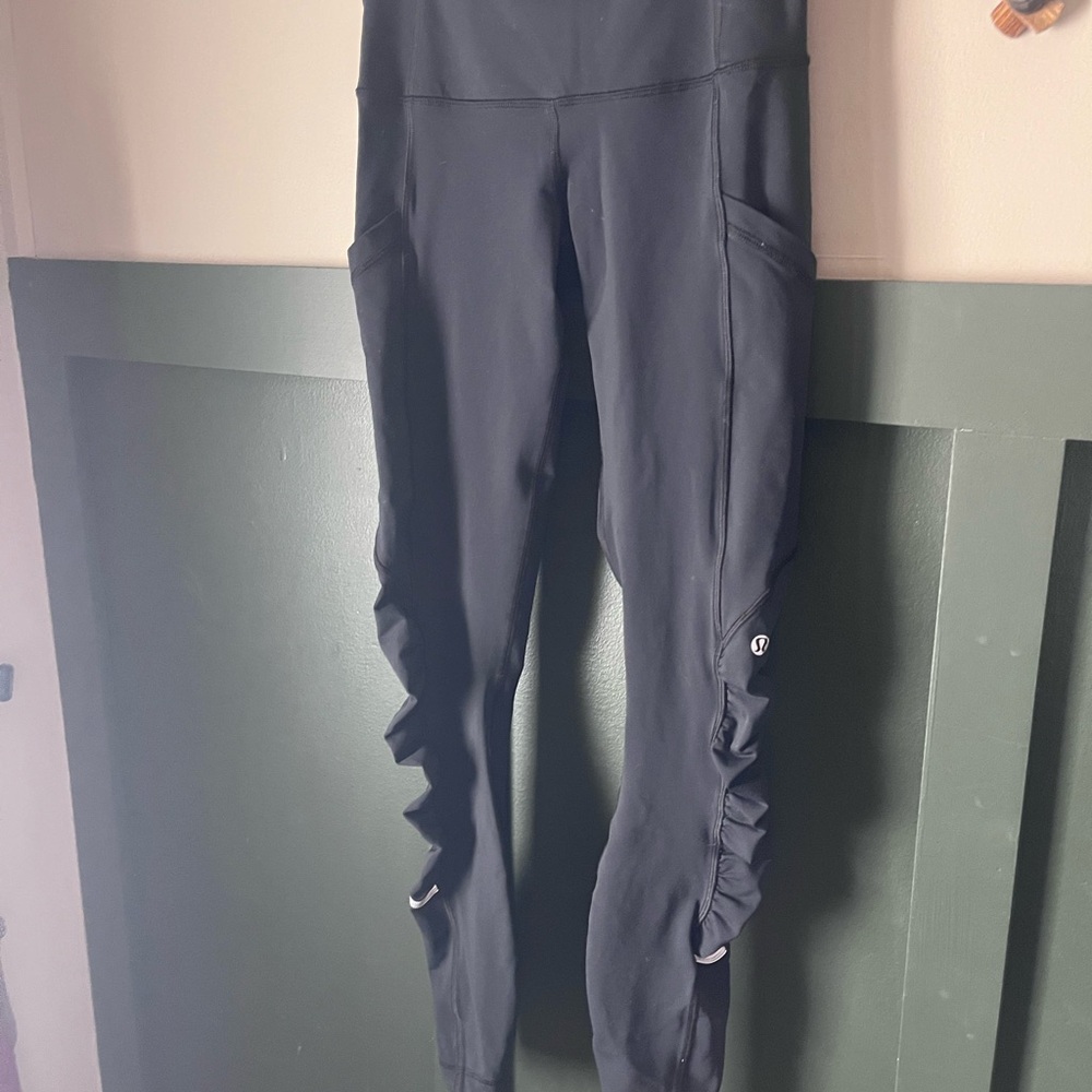 Lululemon black ruched ankle leggings
